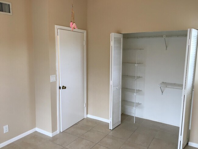 Building Photo - 6649 Somerset Dr