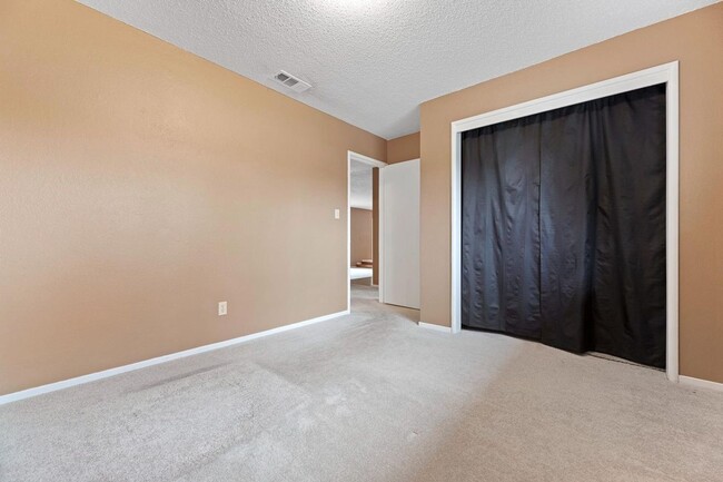Building Photo - 4 Bedroom / 2 Bathroom Home for Rent $2,700
