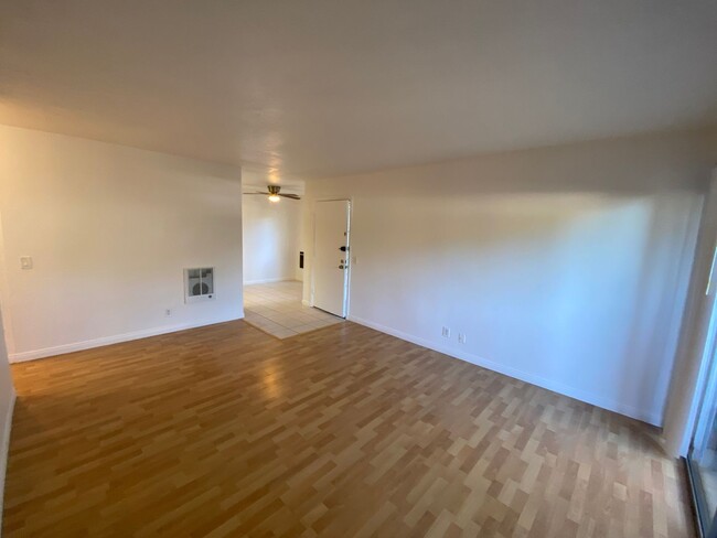 Building Photo - Torrance: 1 Bed 1 Bath Condo - 1 Carport S...