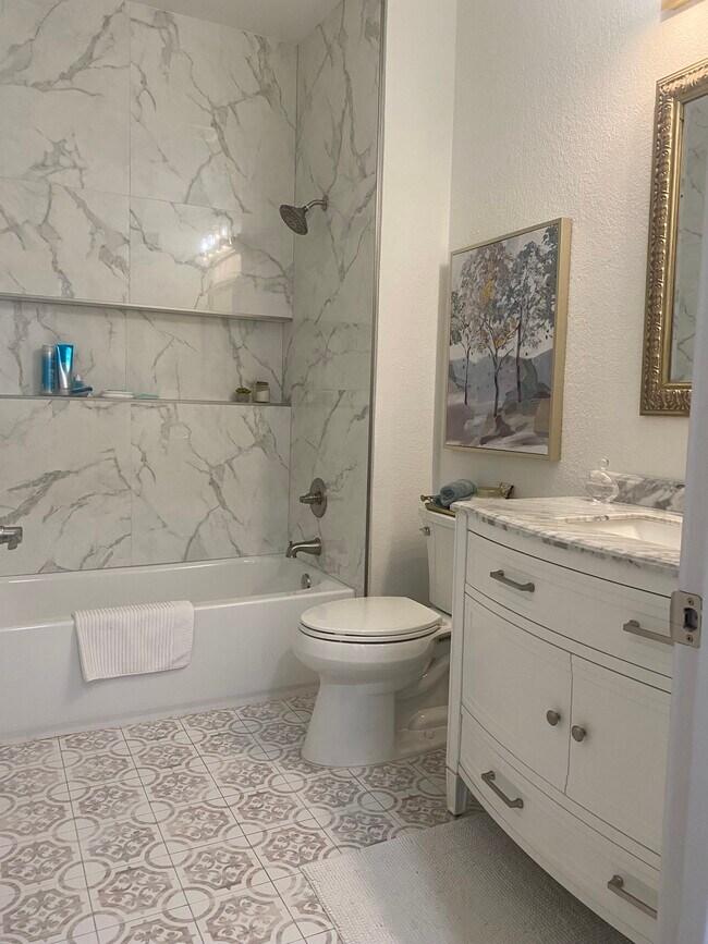 Building Photo - 705 Seagate Dr