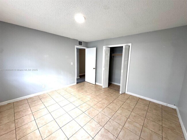 Building Photo - 6840 Pembroke Rd