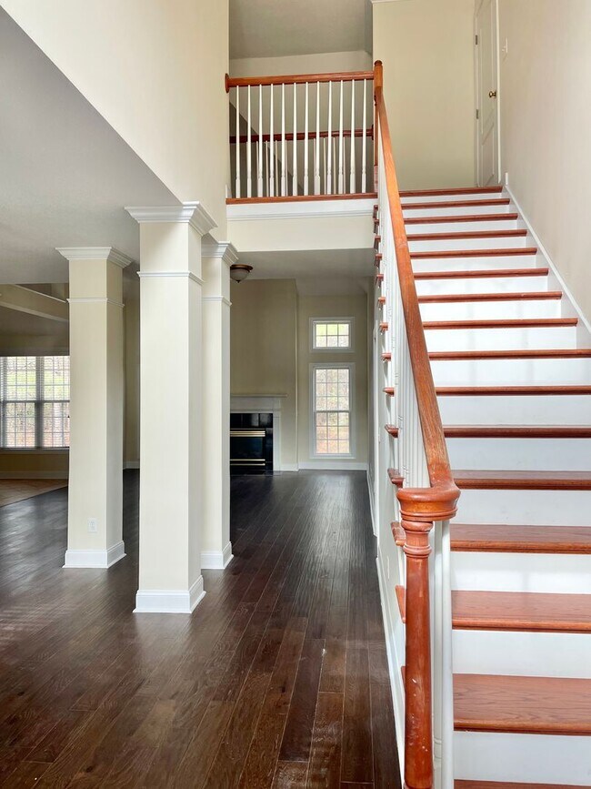 Building Photo - Large Home Settled on Culd-e-sac