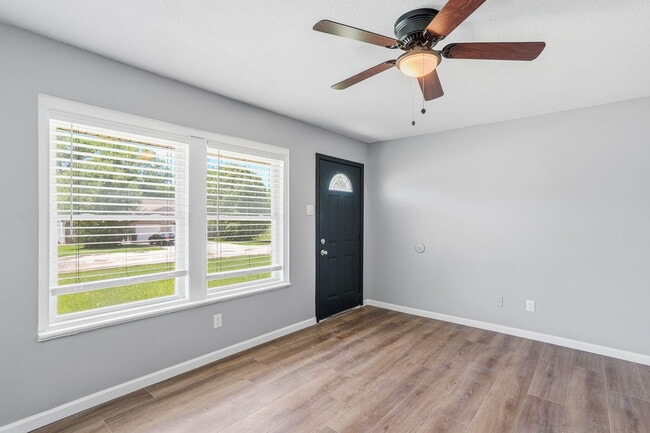 Building Photo - 2601 E Oakbrook Dr