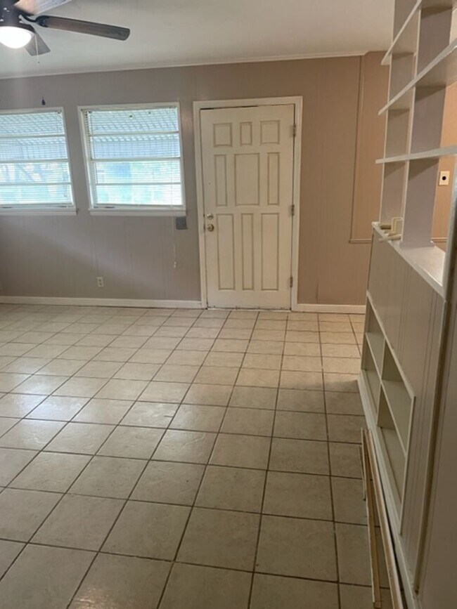 Building Photo - 411 Lindenwood Dr