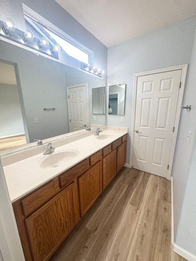 Building Photo - THREE BEDROOM TWO BATH SINGLE STORY HOME SEE VIDEO