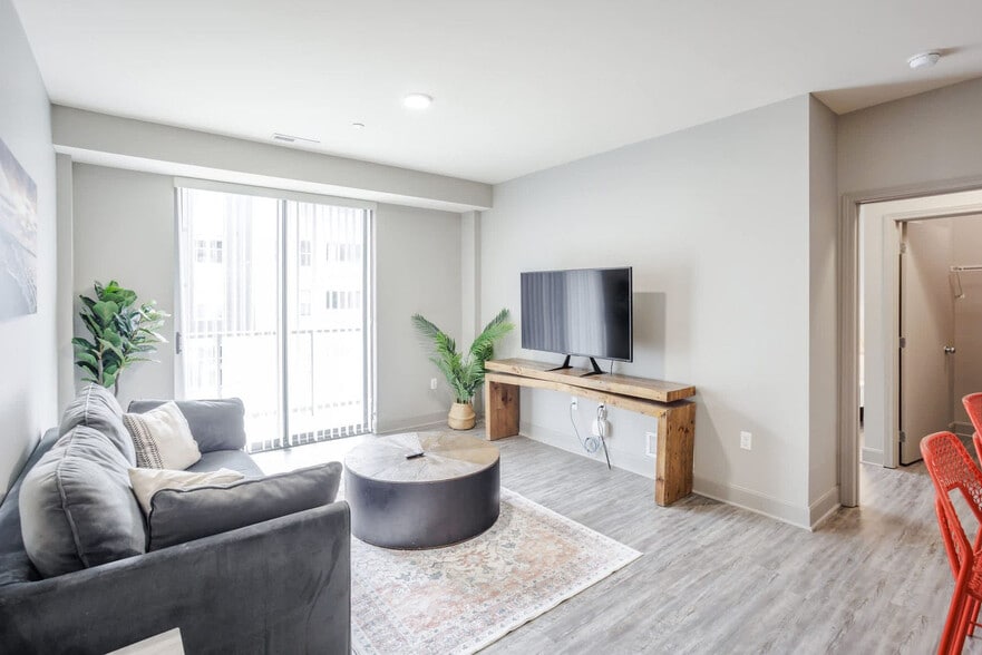 Primary Photo - 121 E Freedom Way