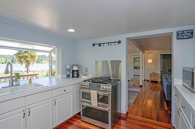 Building Photo - SHORT TERM LEASES! 1-6 months - 3-Bedroom ...