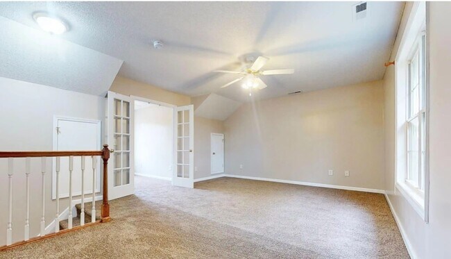 Building Photo - 10 Valley View Ct