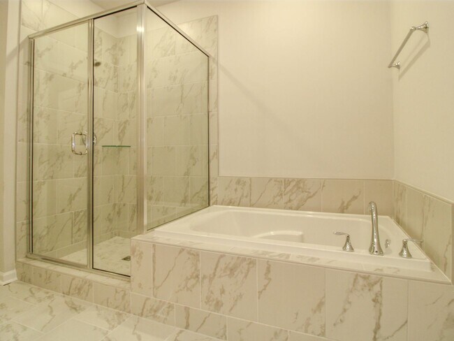 Building Photo - Lovely townhome between Athens and Madison!