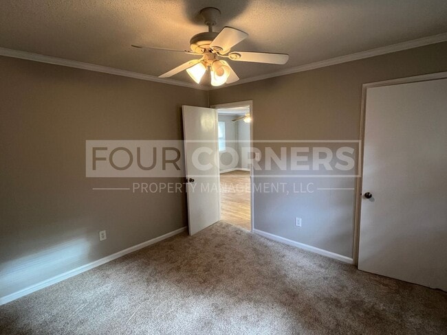 Building Photo - Lovely 2 Bedroom 1 Bath Home