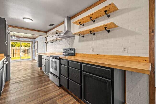 Building Photo - Stylish 3 Bed, 2 Bath Renovated Duplex in the Heart of Rincon!