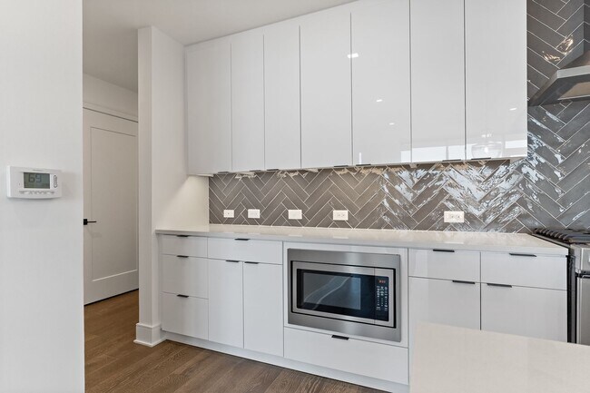 Building Photo - 2 Bed 2 Bath Apartment in West Midtown!