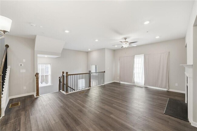 Building Photo - 318 Commons Ave