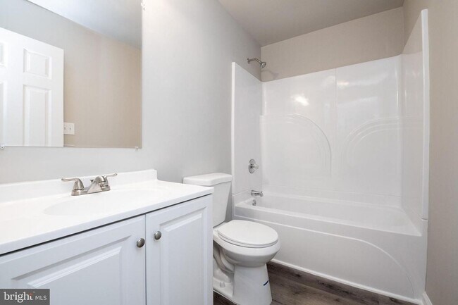 Building Photo - 3 Bed 1 Bath Renovated Townhouse