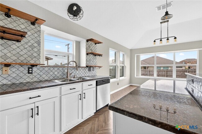 Building Photo - 102 W Libra Dr