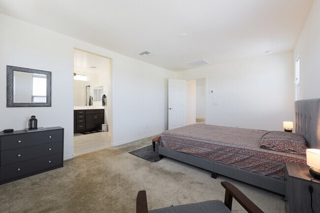 Building Photo - BEAUTIFUL 3 bed + LOFT