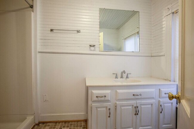 Building Photo - 1405 Charles St