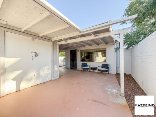 Building Photo - Make Yourself at Home in This Cozy 1/1 Phoenix Apartment, Nestled in an Intimate Triplex Setting.