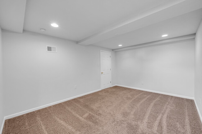 Building Photo - 41 Squire Cir