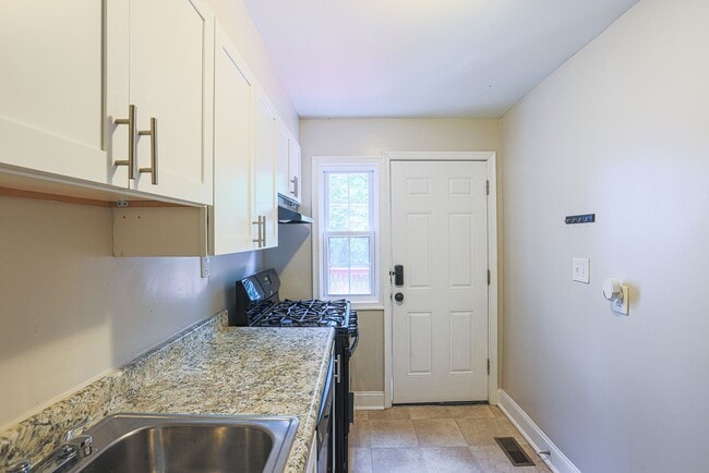 Building Photo - 1154 Elm Rd