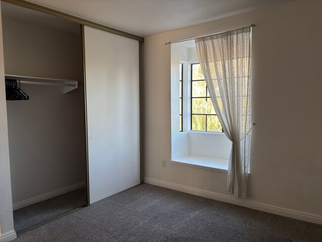 Building Photo - Spacious 3 bedrooms 3 full baths home in C...