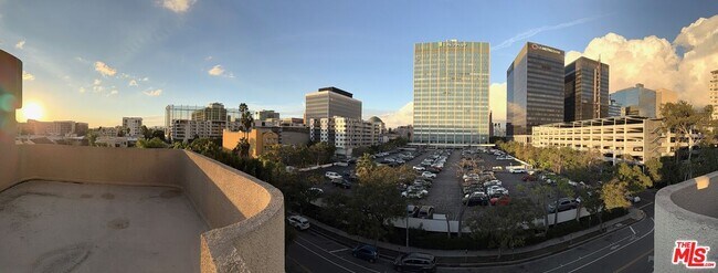 Building Photo - 701 S Kingsley Dr