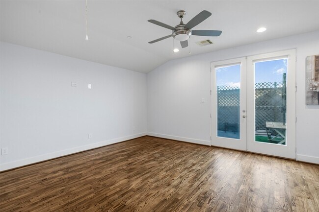 Building Photo - 2324 Camden Dr