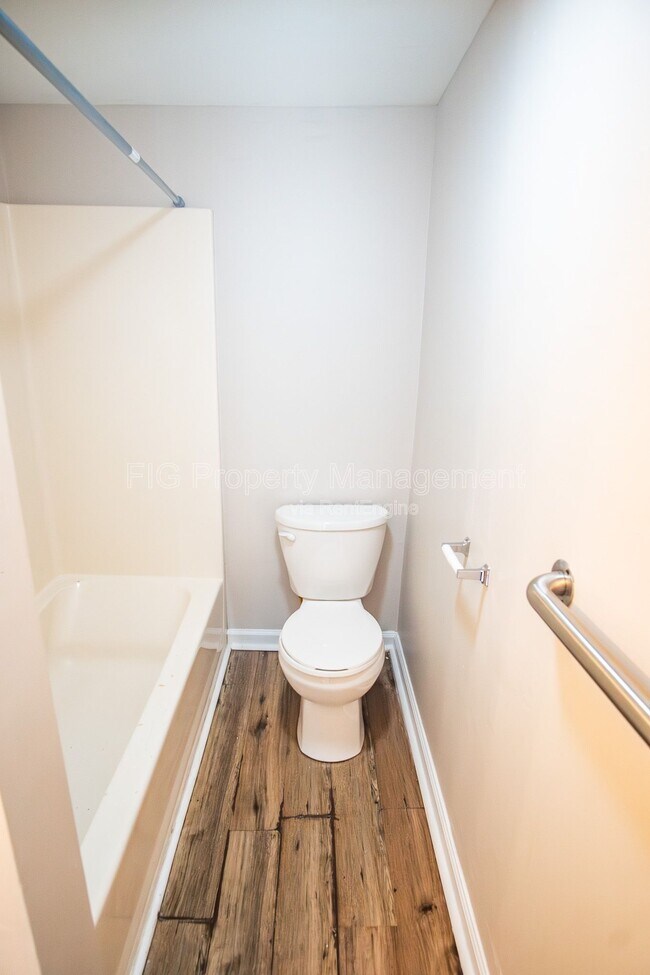 Building Photo - 1138 Valley Dr SW