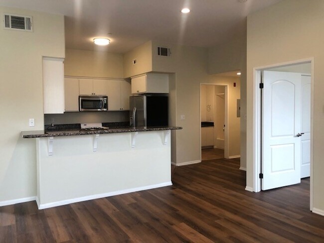 Building Photo - Mid Town Ventura Upstairs 2+2 Apartment