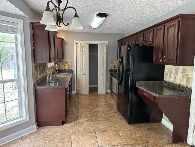 Building Photo - 3205 Turtle Creek Rd