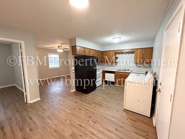 Building Photo - 330 W College St