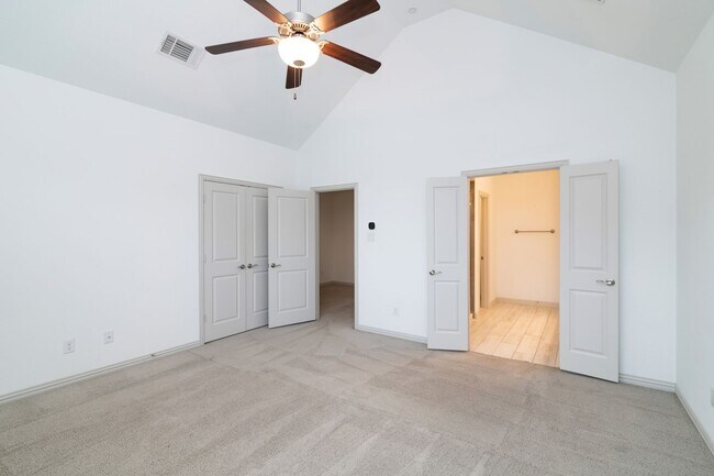 Building Photo - Beautiful 3 Bedroom Luxury Townhome, MCKIN...