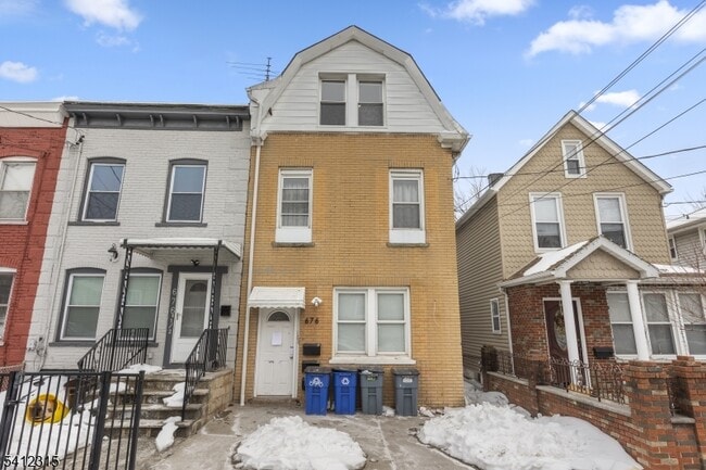 Building Photo - 676 Chestnut St