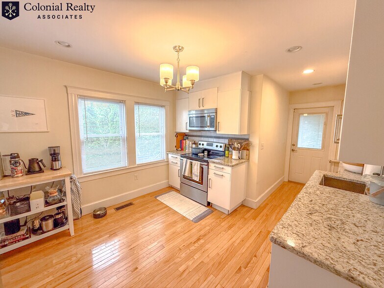 Building Photo - 81 Putnam St