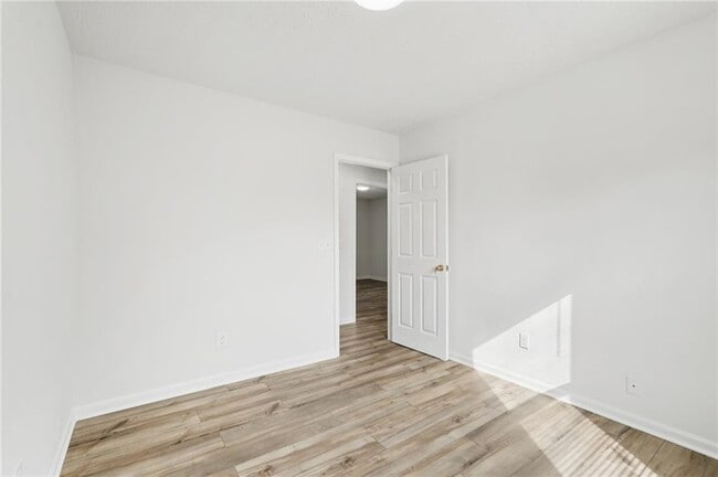 Building Photo - 240 Plantation Glen Ct