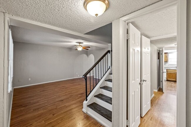 Building Photo - SPACIOUS UPDATED TOWNHOME - 1440SF