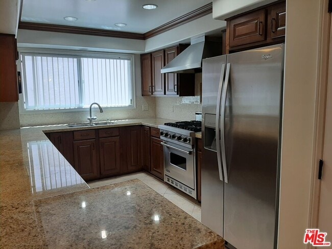 Building Photo - 10390 La Grange Ave