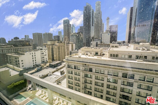 Building Photo - 400 S Broadway