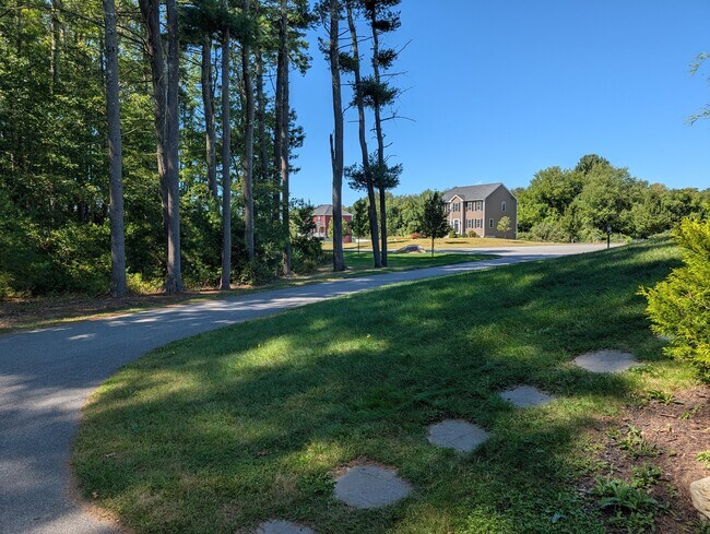 Building Photo - 10 Shamrock Ln