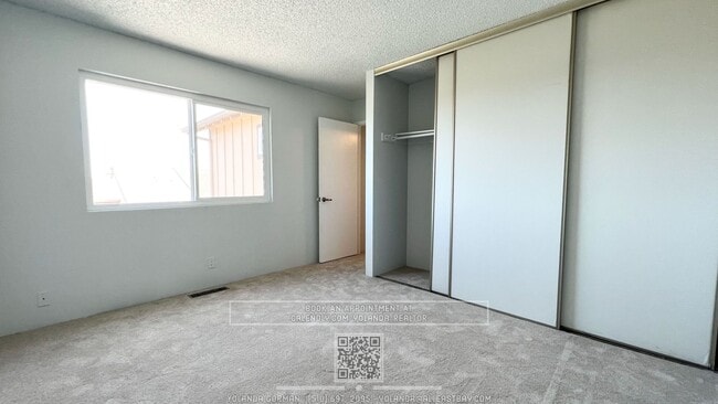 Building Photo - Beautifully 3BR Townhome with Huge Loft St...