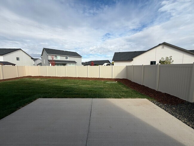 Building Photo - Brand new 3 bed 2 bath home with bonus roo...