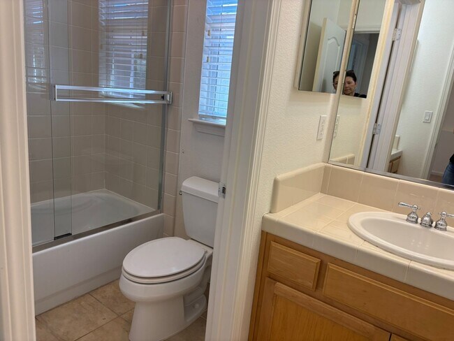 Building Photo - Spacious 4 bed/3 bath home in San Ramon