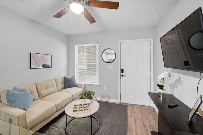 Building Photo - 2 Kings Creek Dr