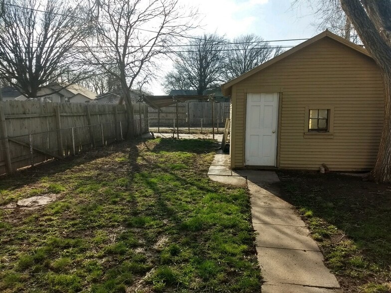 Building Photo - 605 S Purdy Ave