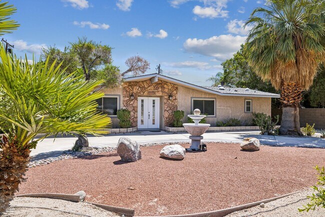 Building Photo - 3 Bed / 2 Bath Home with Bonus Room, Pool and Two Car Garage.