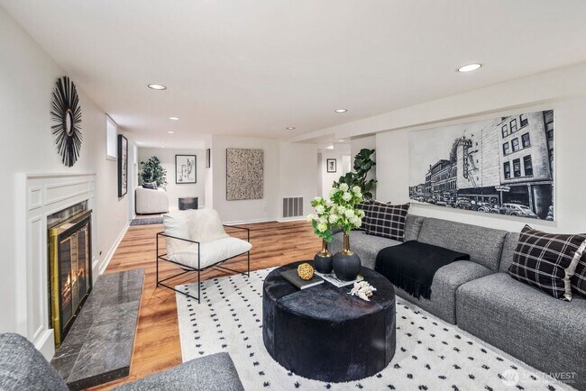 Building Photo - Exceptional Magnolia Home - Rare opportunity to live in Seattles Premier  Neighborhood