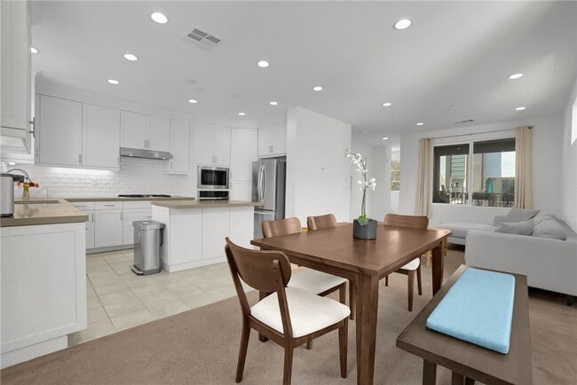 Building Photo - 140 Allusion