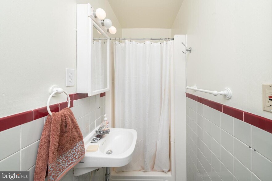 Building Photo - 10 E Linden Ave