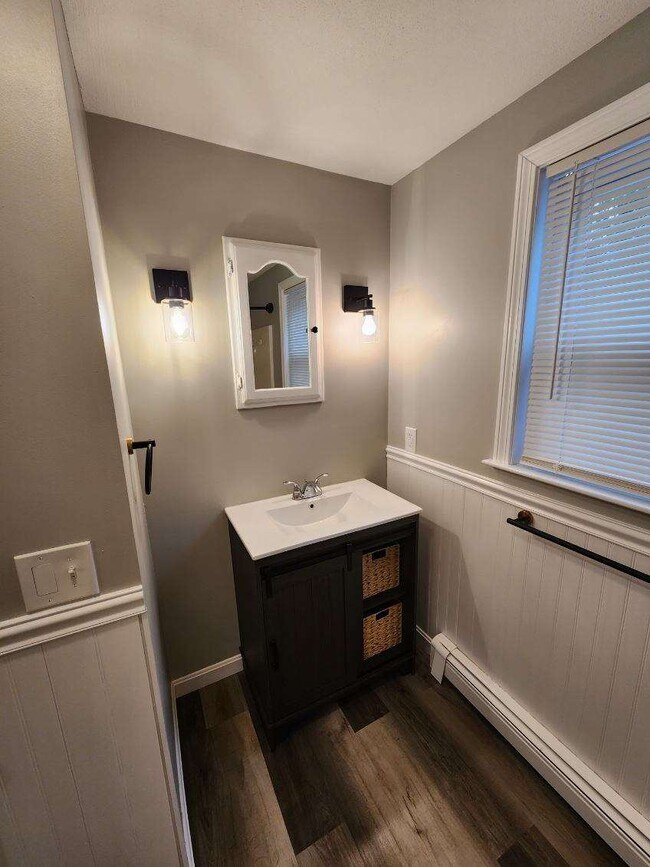Full bath on 1st floor - 8 Stair Fls
