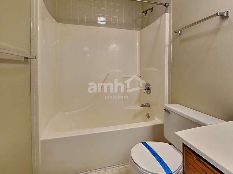 Building Photo - 5721 Jamaica Ln